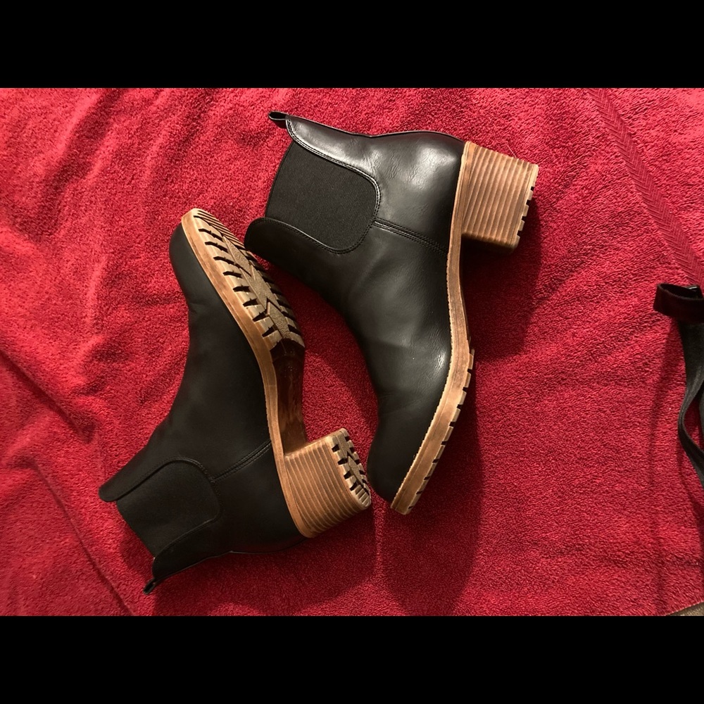 Classic women’s sophisticated black boots size 41.